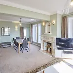 Host & Stay - 4 Metropole Towers